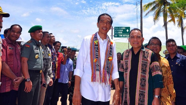 Masalah utama dalam membangun pariwisata di NTT terletak pada aspek infrastruktur transportasi. Dana besar dibutuhkan untuk memperbaiki akses transportasi.
