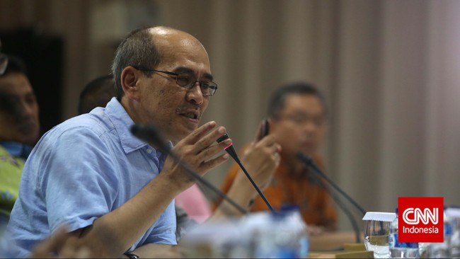 Ekonom Faisal Basri mengatakan Prabowo harus mengubah UU Keuangan Negara lebih dulu sebelum ngegas ingin kerek utang hingga 50 persen PDB.
