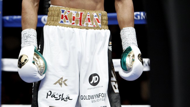 Petinju Inggris, Amir Khan, mendonasikan celana yang dibuat dengan menggunakan benang emas yang ia gunakan ketika menundukkan Devon Alexander.