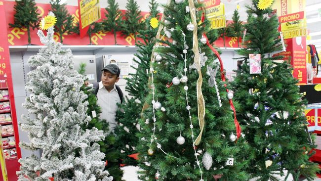 Sebuah peritel perhiasan di Tokyo, Ginza Tanaka, menjual pohon Natal dari emas setinggi dua meter yang dibanderol harga Rp24,2 miliar.