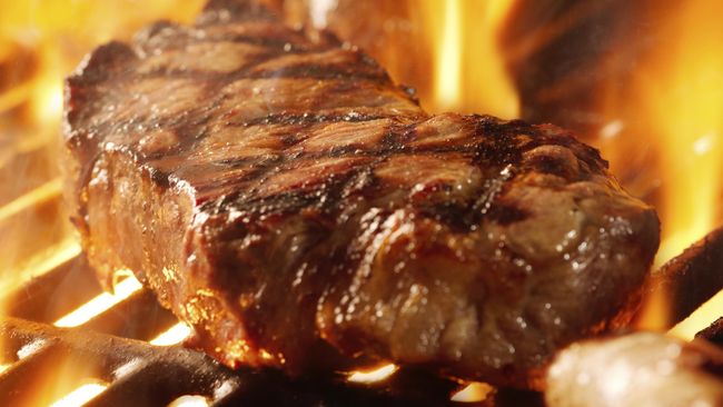 Steak medium hingga well-done dianggap lebih sehat untuk kesehatan karena terhindar dari kontaminasi bakteri jahat dalam daging.