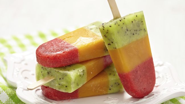 Sebuah restoran membuat ramuan diet dengan menggabungkan kaldu dengan santan, buah-buahan dan dibekukan menjadi es loli.