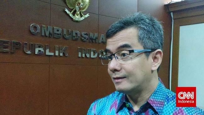 Berdasarkan investigasi Ombudsman, PNS di Bandung, Jakarta, dan Surabaya kedapatan menjadi calo bagi pengurusan izin usaha.