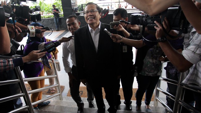"Saya baru bisa angkat topi jika Ruki mengungkap kasus BLBI, Hambalang, dan lain lain," ujar Rizal Ramli.
