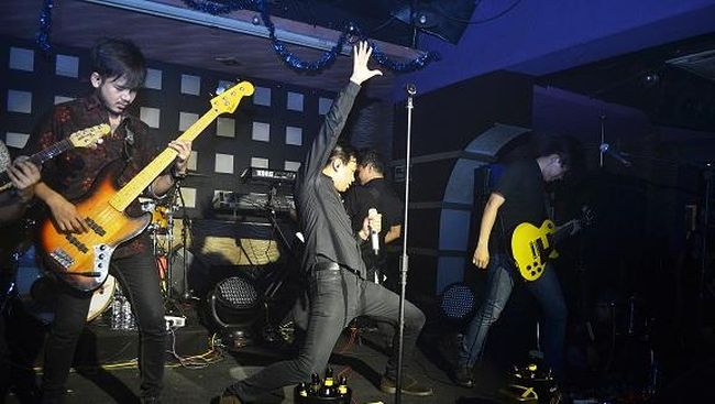 Dalam gelap maka indra penglihatan akan melemah sedangkan indra pendengaran akan menguat membuat penonton hanyut dalam alunan lagu dari sang penampil.