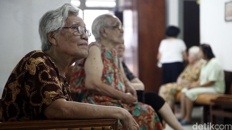 Kata Kakek dan Nenek Soal Pola Asuh untuk Cucunya Soal pola asuh anak, bisa ada beda pendapat antara bunda sama ayah sebagai orang tua si kecil dan si kakek-nenek.