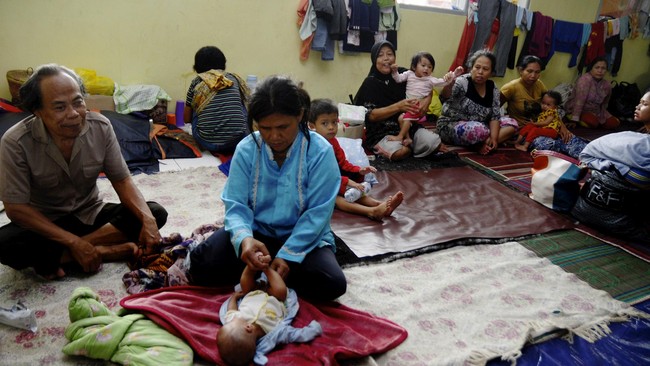 Hingga Sabtu (27/12) ini tercatat sebanyak 14.276 warga dari 4.409 kepala keluarga mengungsi di 17 titik pos pengungsian akibat banjir di Kabupaten Bandung.