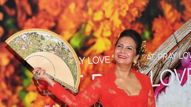 Diakui oleh aktris dan sineas senior ini, sang guru yang berjasa mengajari dan menanamkan sikap profesional adalah Teguh Karya.