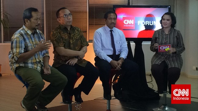 Kemenpora menjamin porsi keterlibatan pemerintah dalam pengembangan sepak bola Indonesia, sementara PSSI meminta pemerintah juga menunjukkan tanggung jawabnya.