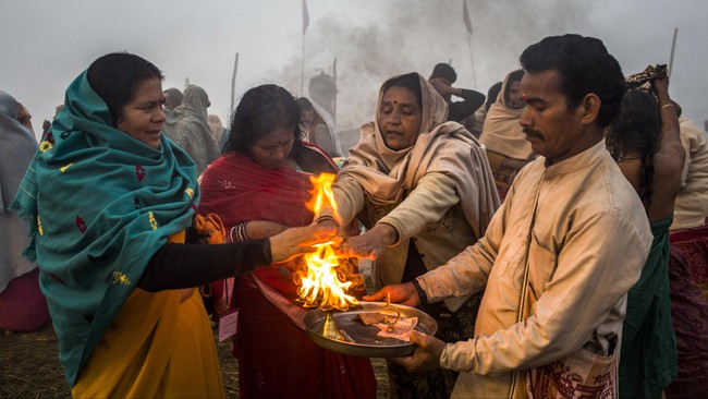 Ratusan warga Kristen India pindah ke agama Hindu akhir pekan lalu, picu kecaman dari oposisi yang menuduh kelompok Hindu sayap kanan telah memaksa warga.
