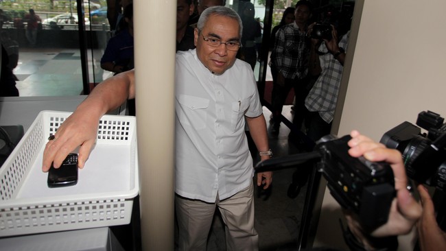 Bupati Kutai Timur bersaksi untuk tersangka Muhammad Nazaruddin dan dicecar pertanyaan terkait izin usaha pertambangan di wilayahnya.