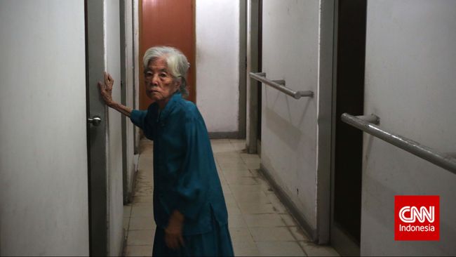 Publik China geram akan video nenek renta dikurung dalam kandang babi. Ironisnya, nenek tersebut dikurung oleh putra dan menantunya sendiri.