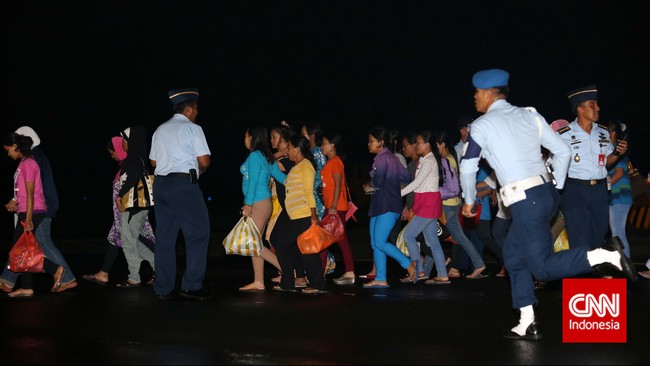 Kesepuluh orang agen TKI ilegal itu ditangkap di waktu yang berbeda. Dalam aksinya, mereka telah menipu ratusan orang di Pulau Jawa, Kalimantan, Sulawesi.