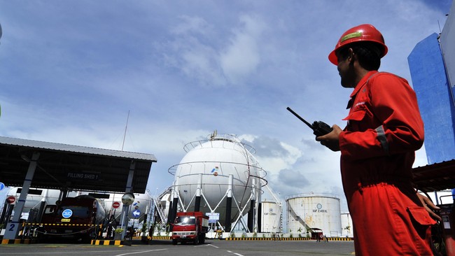 Depo BBM Pertamina yang 'menempel' dengan permukiman warga ada pula di sejumlah wilayah selain di Plumpang, salah satunya di Samarinda.