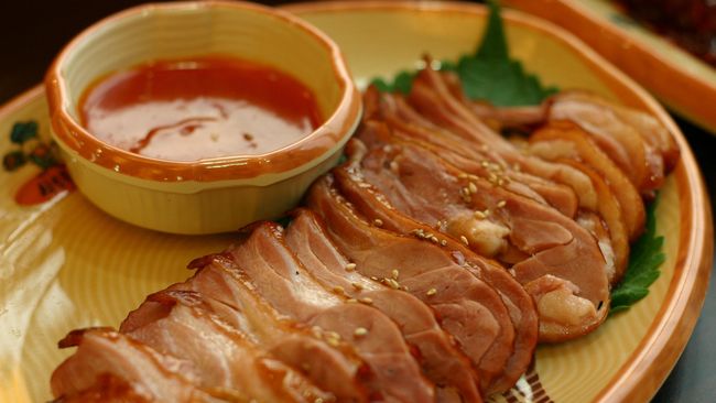 Kristal asam urat bisa menumpuk jika terlalu banyak mengonsumsi makanan dan minuman tertentu. Berikut 15 pantangan bagi penderita asam urat.