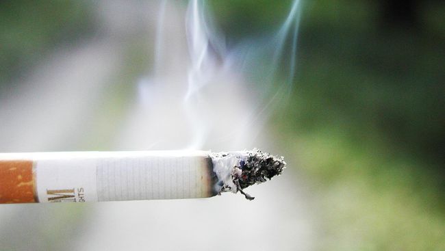 Lepas dari rokok disebut bisa mengurangi risiko terinfeksi virus corona penyebab Covid-19.