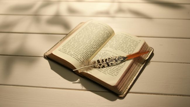 Ernest Hemingway sering bergonta-ganti pasangan hidup. Namun justru dari pengalaman inilah karya-karyanya tercipta.