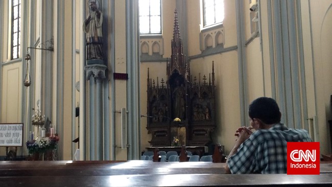 Gereja Katedral yang terletak persis di seberang Masjid Istiqlal itu menggelar tiga misa malam Natal: pukul 17.00, 19.30, dan 22.00 WIB.