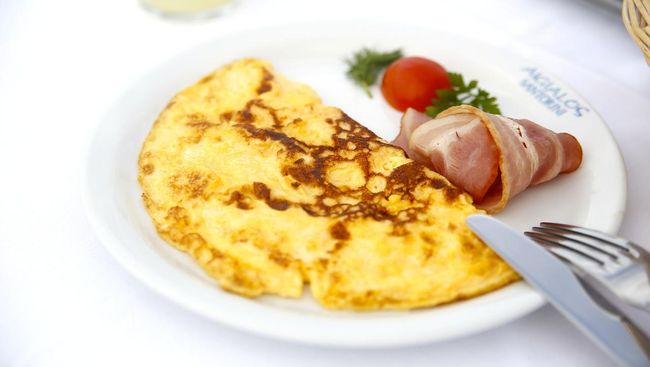 Di Prancis, omelet tak cuma dibuat dengan 1-2 telur saja. Untuk membuat omelet Paskah mereka menggunakan 15.000 telur.