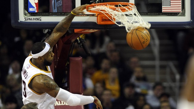 Akibat cedera lutut kiri, LeBron gagal bantu Cavs lawan Hawks di hari ultang tahunnya.