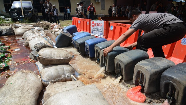 sebanyak 102 orang di kawasan kumuh Mumbai, India tewas dan 46 orang lainnya kritis setelah menenggak minuman keras (moonshine) oplosan.