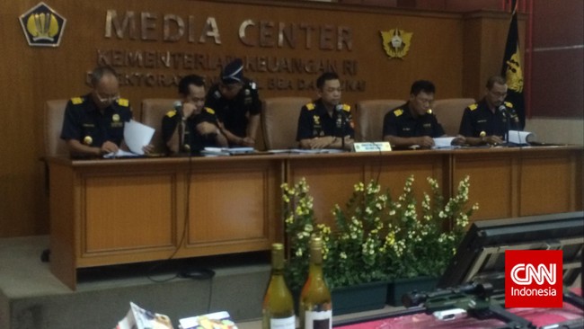 Realisasi penerimaan bea dan cukai hingga saat ini baru sebesar Rp 161,3 triliun atau 92,8 persen dari target APBNP 2014.
