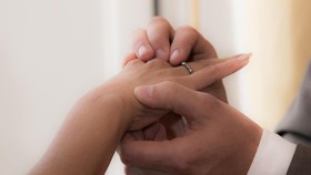 Istri Sewa Orang Siram Air Keras ke Wajah Suami karena Kawin Lagi