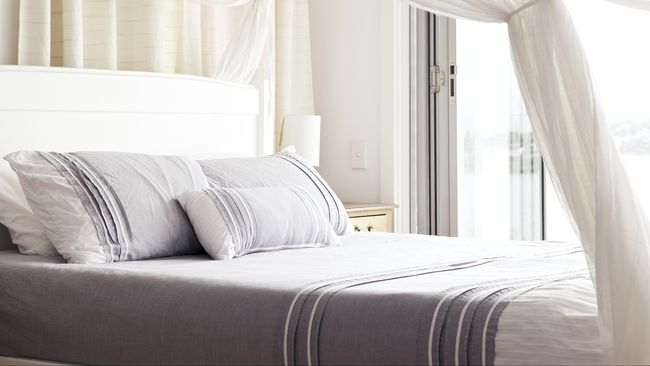 Kamar tidur remaja dianggap sebagai wilayah berbahaya. Banyak orang tua memilih tidak tahu apa-apa tentang apa yang terjadi di sana.