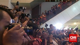 Ajudan Adik Gamawan Fauzi Pukul Kamera Wartawan di KPK