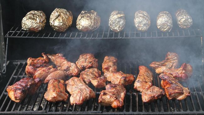 Tahukah Anda, kalau bakar jagung, daging, sosis yang kerap disebut barbeque ternyata bukanlah barbeque yang sebenarnya?