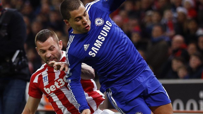 Salah satu pemain Chelsea Eden Hazard harus menepi beberapa saat lantaran cedera engkel usai mengalami tekel oleh pemain Stoke City, Jonathan Walters.
