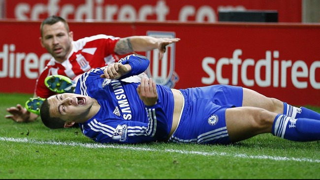 Eden Hazard sempat mendapat tekel keras dari pemain Stoke City, Phil Bardsley,&nbsp;ketika Chelsea meraih kemenangan 2-0 di Stadion Britannia.