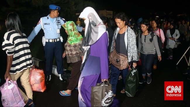 Sejumlah Tenaga Kerja Indonesia (TKI) ilegal dari Malaysia tiba di Bandara Halim Perdana Kusuma, Jakarta, Selasa, 23 Desember 2014.  Sebanyak 494 TKI non-dokumen dipulangkan ke Tanah Air dengan 5 pesawat Hercules. Sementara besok dijadwalkan sebanyak 209 orang akan diangkut dengan 2 pesawat Hercules. CNN Indonesia/Safir Makki