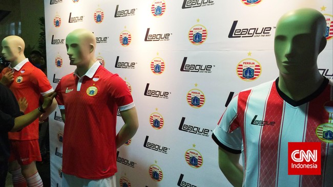 Berlambang simbol-simbol kota Jakarta, pihak League berharap kostum baru Persija dapat membantu menuai kemenangan.