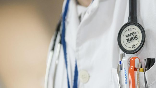 Di tengah wabah corona, warga diminta untuk membatasi pergerakan. Termasuk, menunda kunjungan ke dokter. Kecuali kondisi gawat darurat.