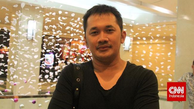 Hanung Bramantyo kini tengah menjalani isolasi mandiri karena terpapar virus Covid-19, yang sebelumnya menjangkit anak-anaknya.