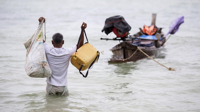 Etnis Moklen yang tinggal di pesisir laut di wilayah pariwisata Phuket, berharap tsunami datang lagi agar mereka tak terdesak industri pariwisata yag merajalela