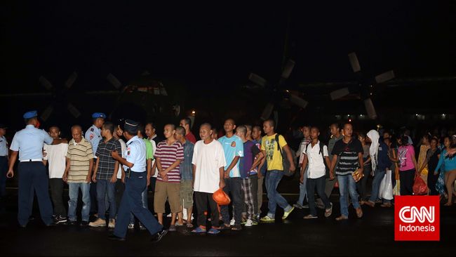 Kemenko PMK menyambut 193 pekerja migran Indonesia (PMI/TKI) asal Malaysia yang dipulangkan karena sakit di Bandara International Soekarno Hatta.