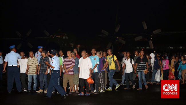 Indonesia Jemput 193 PMI Asal Malaysia Karena Sakit Kemenko PMK menyambut 193 pekerja migran Indonesia (PMI/TKI) asal Malaysia yang dipulangkan karena sakit di Bandara International Soekarno Hatta.