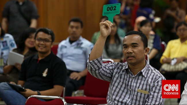 Peserta lelang mengecek logam mulia yang akan dilelang di kantor wilayah DJKN DKI Jakarta, Selasa, 23 Desember 2014. Lelang barang rampasan perkara tindak pidana korupsi terpidana Gayus Halomoan  Partahanan Tampubolon berupa barang bergerak yaitu 31 keping emas (3,1 kilogram), 1 unit mobil ford, 1 unit mobil honda jazz, dan tanah bangunan rumah di kelapa gading jakarta utara. CNN Indonesia/Safir Makki