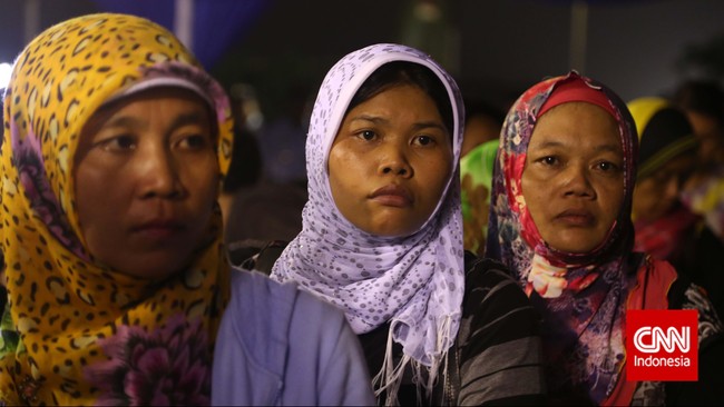 Tak semua bisa berlebaran bersama keluarga. Karena alasan pekerjaan, buruh migran harus rela berlebaran jauh dari keluarga di kampung halaman.