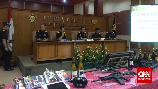 Ketentuan wajib lapor berlaku bagi WNI yang bepergian ke luar negeri dengan pesawat dan membawa uang, cek, bilyet giro, maupun valas minimal Rp 100 juta.