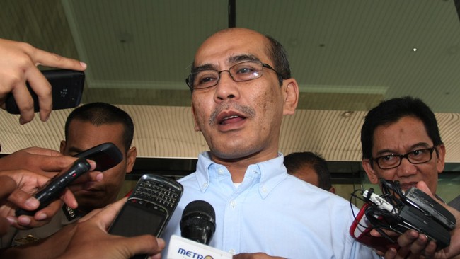Pemerintah diminta bisa merayu perusahaan asing untuk menginvestasikan separuh labanya di Indonesia dengan memberi insentif fiskal.