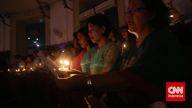 Misa Natal di Gereja St. Theresia berlangsung tiga kali. Terdapat sekitar 300 jemaat yang menjalankan ibadah Misa di Gereja Theresia pada hari Natal ini.
