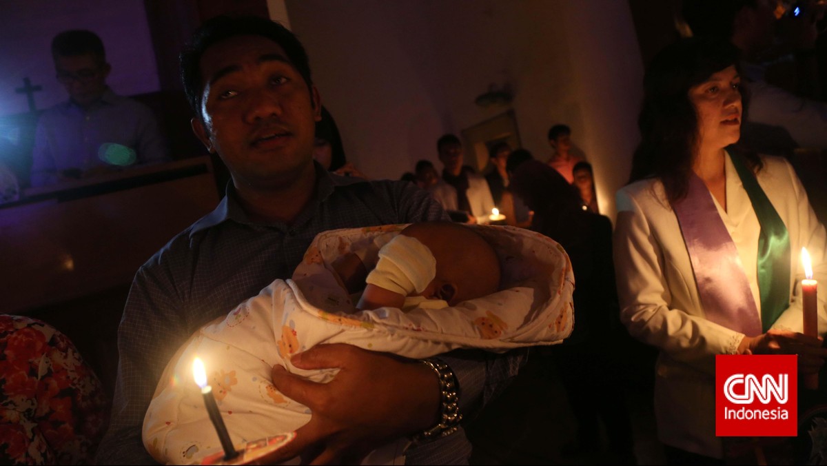 Khusyuk Doa di Malam Natal
