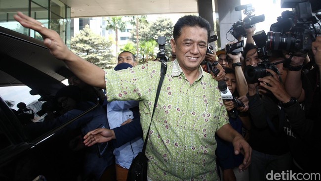 Masih menjadi Komisaris Utama di PT PLN (Persero), Chandra Hamzah menolak jabatan Komisaris Utama di PT Bank Tabungan Negara. 