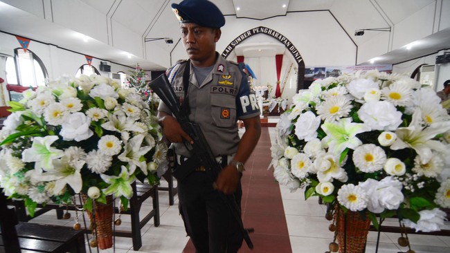 Barang bawaan yang terlalu banyak&nbsp;membuat petugas butuh waktu lama untuk memeriksa mereka sebelum masuk gereja. Dikhawatirkan jemaat lain jadi terganggu.