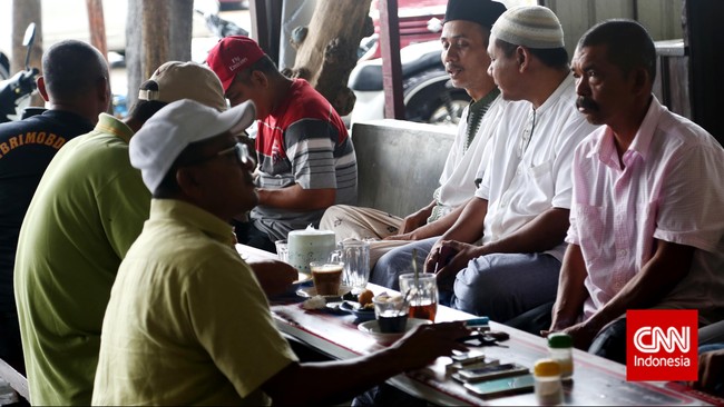 Pemkot Banda Aceh akan menindak tegas warung kopi yang tak menerapkan 'jaga jarak'. Pemkot akan mencabut izin usaha warkop yang tak mengindahkan imbauan.
