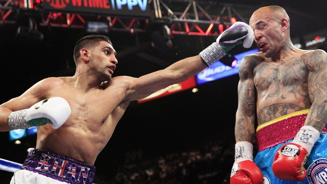 Amir Khan naik dua divisi berat untuk menantang Saul Alvarez dalam perebutan sabuk juara kelas menengah WBC di Las Vegas.