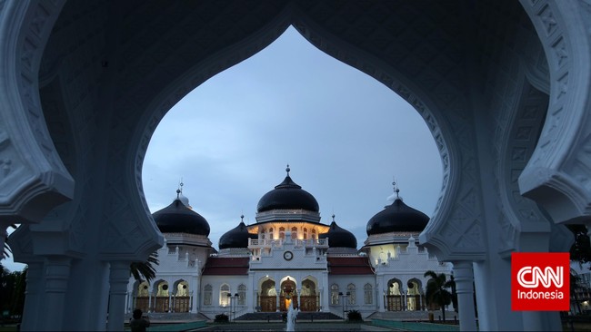 Empat lelaki yang diciduk usai buat konten TikTok di Masjid Raya Aceh, diganjar sanksi wajib lapor selama dua bulan.